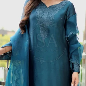 Costume pakistanais de luxe pour femmes, 3 pièces, brodé, parfait pour les occasions festives et formelles - Product Image 4
