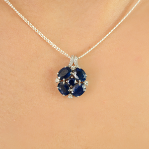 จี้ทองคำขาว 18K ประดับไพลินสีน้ำเงิน Midnight Bloom พร้อมไข่มุกน้ำจืดและเพชร - Product Image 1