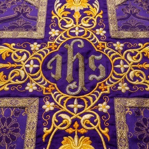 Banderola procesional de terciopelo personalizada con bordado de hilo dorado para iglesia, artículos litúrgicos religiosos católicos, servicio OEM de China - Product Image 4