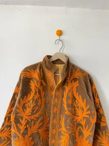 Chaqueta de Terciopelo Marrón Bordada a Mano con Hilo Floral Naranja Vibrante, Diseño Artesanal, Estilo Boho Chic, Ropa de Invierno para Mujer - Product Image 3