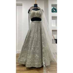 Lehenga Choli de créateur pour les fêtes avec des travaux de séquence, vêtements de fête élégants - Product Image 5