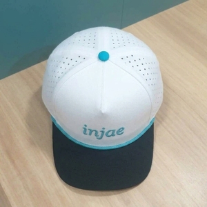 Gorra de Golf Personalizada OEM de 5 Paneles, Perforada con Corte Láser, Bordado Plano, Visera Precurvada, Estructurada, MOQ Bajo, ODM - Product Image 4
