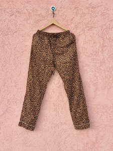 Ensemble de pyjama en coton écologique pour femmes à imprimé léopard, avec chemise boutonnée et pantalon de détente assorti, pochette incluse - Vêtements de nuit de luxe - Product Image 4