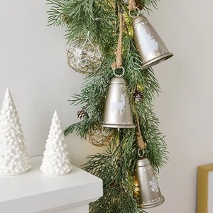 Campanas decorativas elegantes diseñadas para crear un ambiente festivo y alegre en hogares y entornos festivos comerciales. - Product Image 3