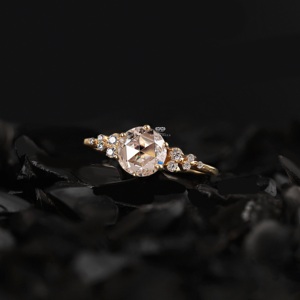 Anillo de compromiso con diamante cultivado en laboratorio de corte redondo y diamantes de acento redondos, engaste Muse, oro de 14K/18K, hecho a mano, anillo nupcial. - Product Image 2