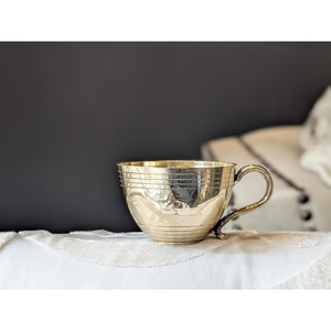 Tasse à thé en laiton plaqué or de haute qualité, design unique et élégant, avec poignée et soucoupe d'inspiration antique, à prix compétitifs - Product Image 1