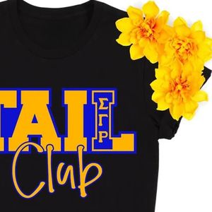 Camiseta Personalizada Tail Club para Mujer, Manga Corta, Cuello Redondo, Diseño Gráfico con Letras Griegas, Estilo Casual, Universitario, Urbano - Product Image 3