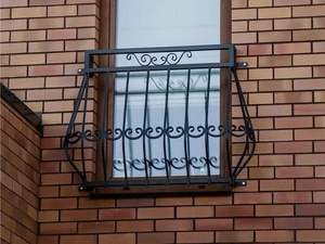 Balustrade de balcon traditionnelle en fer à fixation murale, avec un design résistant à la rouille, un montage facile et une intégration de panneaux en verre. - Product Image 2