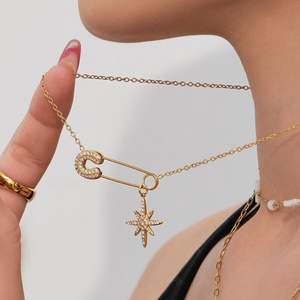 Nouveau design Collier épingle de sûreté avec pendentif étoile en zircon cubique en acier inoxydable plaqué or, vente en gros - Product Image 1