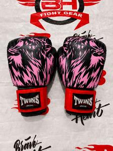 นวมชกมวย Twins Boxing Gloves สีดำและชมพู ดีไซน์แบบติดตีนตุ๊กแก วัสดุหนัง อุปกรณ์ศิลปะการต่อสู้สำหรับผู้ใหญ่และเยาวชน - Product Image 1