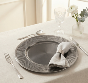 Assiette de présentation ronde en argent gravée, idéale pour les mariages, les réceptions et la restauration, ustensile de service alimentaire métallique - Product Image 1