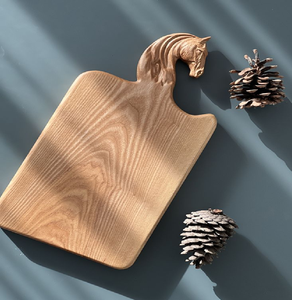 Tabla de cortar de madera grabada con flores silvestres, disponible a precios de mayorista para cocinas inspiradas en la naturaleza y para regalos. - Product Image 2