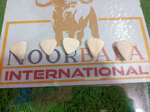 ปิ๊กกีตาร์ทำจากกระดูกควายแกะสลักคุณภาพดีที่สุด ปิ๊กกีตาร์เบสทำจากกระดูกอาเกต หนา 1.5 มม. รูปทรง 351 ผิวธรรมชาติ - Product Image 4