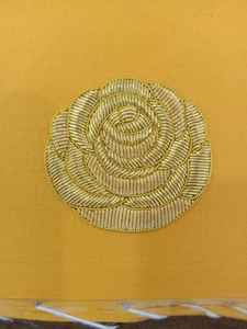 Insignias Bordadas a Mano con Hilo Metálico, con Pin de Seguridad, Material Metálico, Servicio OEM, MOQ Bajo de 25 Piezas, Logotipo Personalizado, Ligeras, Alta Calidad - Product Image 3