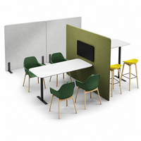 Espace de collaboration de bureau modulaire moderne avec écrans d'intimité gris-vert, table de réunion et sièges coordonnés