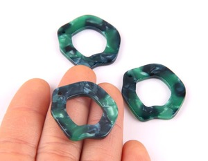 Boucles d'oreilles en résine véritable de qualité supérieure, design floral, style classique pour femme, en promotion - Product Image 1
