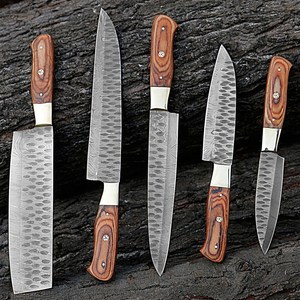 Ensemble de couteaux de cuisine en acier Damas fait main avec manche en bois, comprenant un hachoir et des couteaux de chef - Vente en gros, approvisionnement en vrac, pour la cuisine professionnelle - Product Image 1