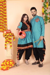 Ensemble de Kurta indien pakistanais brodé pour couple, en mélange de coton, col en V, manches trois quarts, coupe ample, tenue de festival - Product Image 4