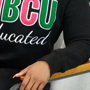 เสื้อสเวตเชิ้ตสีดำ HBCU AKA Chenille คอกลม แขนยาว เนื้อผ้านุ่มสบาย แฟชั่นลำลองสำหรับผู้หญิง เสื้อผ้าสำหรับชมรมนักศึกษา ทันสมัย - Product Image 2