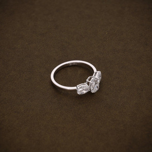 Anillo de compromiso de tres piedras con diamante cultivado en laboratorio certificado, corte ovalado, anillo de aniversario elegante para ella en oro de 14K y 18K - Product Image 3