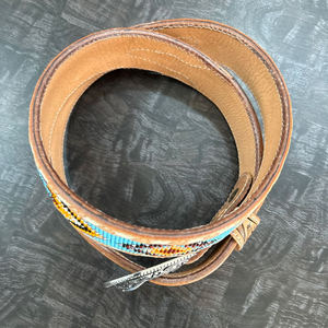 Ceinture en cuir western artisanale de qualité supérieure avec incrustation de perles turquoise, décorations en forme de plumes et boucle en argent gravée - Product Image 2