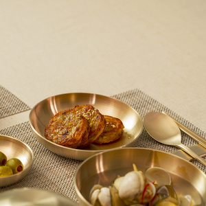 Bol moyen élégant en bronze forgé à la main, assiette traditionnelle coréenne pour la haute cuisine - Product Image 2