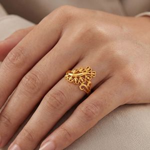 Anillo de Oro Whisper Garden, Anillo de Oro Premium con Diseño de Flor y Enredadera para Mujer, Diseño Botánico Inspirado en la Naturaleza, Joyería Fina - Product Image 2