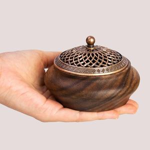 En gros, Brûleur à Bakhoor rond en bois de manguier avec couvercle en laiton antique à filigrane, support d'encens Oud traditionnel, Mabkha rustique Zen - Product Image 1