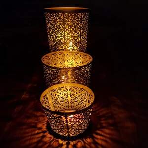 Portavelas decorativos de metal diseñados para realzar los espacios habitables con un brillo subtil, cálido y elegante. - Product Image 4