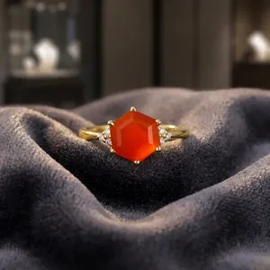 Anillo de Compromiso Clásico para Mujer con Gema de Cornalina Corte Hexagonal, Plata de Ley 925, Bañado en Oro, Engaste de Garras - Product Image 3
