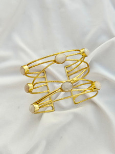 Brazalete de Latón Chapado en Oro con Piedra Lunar, Accesorio de Moda - Product Image 3