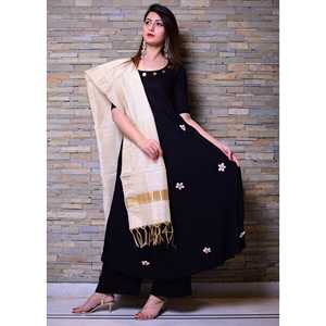 Conjunto de Traje Negro y Dorado Talla XS - Product Image 3