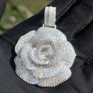 จี้รูปดอกไม้ฮิปฮอปแบบยูนิเซ็กซ์ Custom StarspireJewels ชุบโรเดียม ประดับเพชรโมอิสซาไนต์ทรงบริลเลียนท์คัต เงินแท้ 925 ตัวเรือนแบบ Bezel Setting - Product Image 4