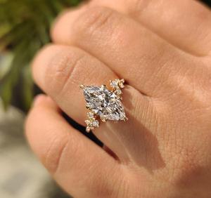 แหวนหมั้นเพชรโมอิสซาไนต์ทรงมาร์คีส์ ประดับลายดอกไม้ด้านข้าง ทองคำขาว 14K ดีไซน์เครื่องประดับชั้นดี เหมาะสำหรับเป็นของขวัญวันครบรอบ - Product Image 3