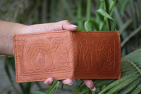 Dompet Koleksi Uang Kulit Asli Berkualitas Desain Vintage dengan Ukiran Gambar Unta yang Indah untuk Pria
