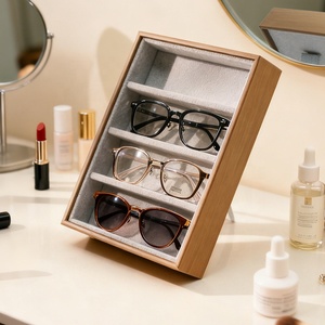 Expositor vertical de 4 ranuras para gafas de sol y anteojos, de cuero con acabado brillante en blanco y negro, con diseño de veta de madera. - Product Image 3