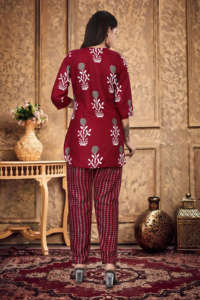 Conjunto de dos piezas de poliéster y rayón premium con estampado floral color borgoña de moda para mujer, conjunto de ropa urbana con cuello redondo y pantalones para dama. - Product Image 2