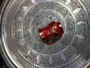 Verre en cuivre gravé à motif floral finition rouge pour cadeaux et célébrations de mariage, idéal pour servir des cocktails, provenant d'Inde - Product Image 2