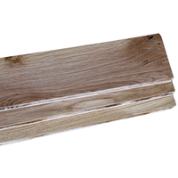 Parquet en chêne européen à grain droit, stratifié deux couches, longueurs aléatoires décalées, système de pose clipsable, avec plinthe assortie