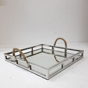 Plateau créatif en aluminium plaqué or brillant avec texture martelée et poignée latérale en résine, différentes tailles, lot de 2 - Product Image 5