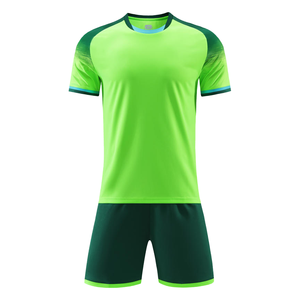 Maillots de football personnalisés en gros – Ensemble maillot et short de football pour hommes avec impression par transfert thermique, séchage rapide et respirant pour équipes sportives - Product Image 5