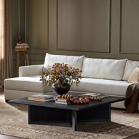 Table basse moderne en bois de manguier, avec plateau carré noir artisanal et base en forme de croix avec cordon tressé, pour salon.