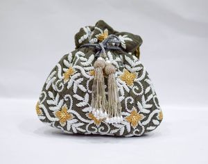 Sac Potli en Coton Brodé et Perlé de Créateur pour Femme, Pochette Traditionnelle de Mariage, Fait Main, Zari, Perles, Ethnique, Festif, Luxe - Product Image 6