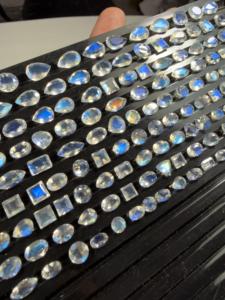 Lot en gros de pierres précieuses naturelles de pierre de lune arc-en-ciel, taillées ovales et en coussin, à facettes, certifiées par un tiers, pour la fabrication de bijoux - Product Image 5