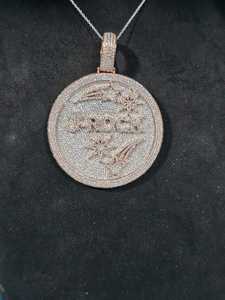 จี้ฮิปฮอปแบบกำหนดเองประดับเพชรโมอิสซาไนต์ VVS เงินแท้ 925 ชุบทอง ประดับเพชรเต็มวง จี้รูปวงกลมพร้อมอักษรย่อแบบสองสี - Product Image 2