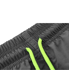 Shorts de sport respirants pour hommes avec logo frontal, style décontracté, pour la gym et la distribution en gros - Product Image 3