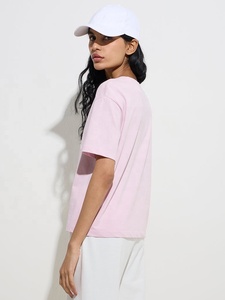 เสื้อยืดคอกลมผ้าฝ้ายระบายอากาศดีเป็นมิตรกับสิ่งแวดล้อมสำหรับผู้หญิง สีชมพู สไตล์ลำลองสำหรับฤดูร้อน รับผลิตตามแบบ OEM - Product Image 3