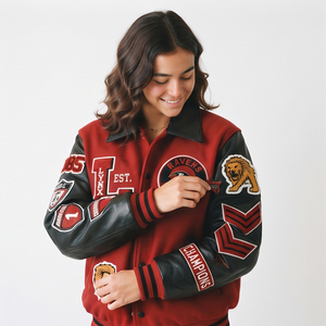Veste universitaire pour femmes en 100% laine et polyester, avec patch brodé, col rabattu, boutonnée - Product Image 3