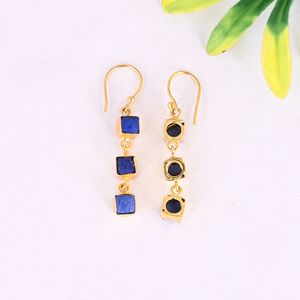 Pendientes Elegantes y Minimalistas de Plata de Ley 925 Chapados en Oro con Triple Piedra de Lapislázuli Natural para Mujer - Product Image 4