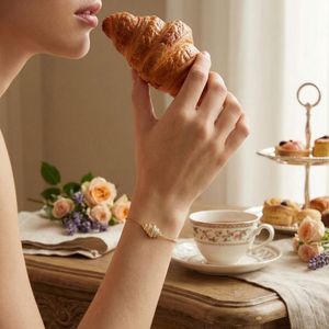 Bracelet Croissant en Laiton Plaqué Or avec Zircon, Personnalisable, Idéal pour les Fêtes, Vente en Gros de Bijoux - Product Image 2